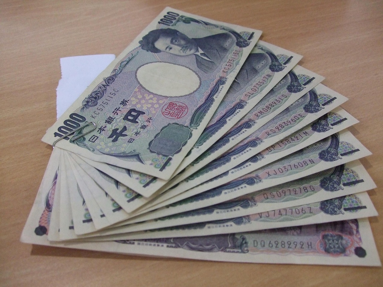 日本財(cái)務(wù)大臣對(duì)日元走勢(shì)表示擔(dān)憂 策略師警告面臨跌向155風(fēng)險(xiǎn)